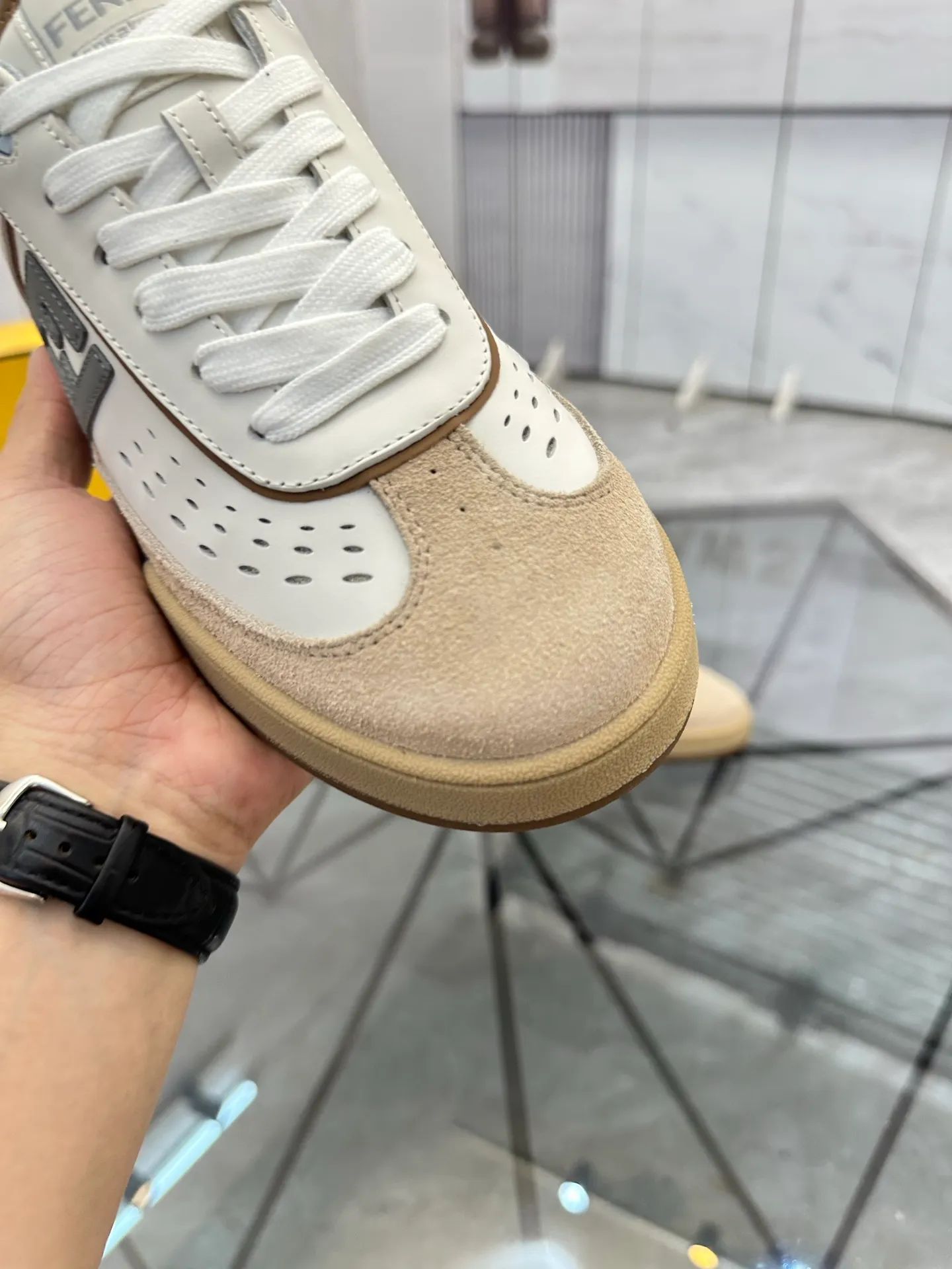 Selling men's shoes 💰: 💰P620¥ Top quality Product trademark: Fendi* "Fendi*" low-top casual shoes Regular size: 35-44 (can be customized to 38.45.46) Product material: imported first-layer nubuck leather upper, breathable lining, original outsole. No.:H208